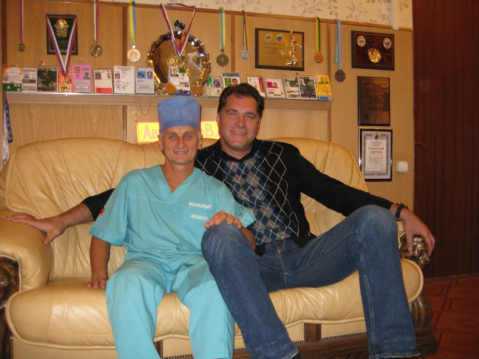 Arvydas Sabonis su kitu susitikimo dalyviu, 2009 m. Archyvinė nuotrauka, ne jubiliejinio medalio atvaizdas.